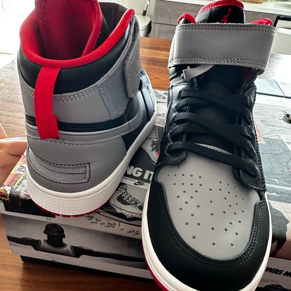 Nike Air Jordan 1 Hi FlyEase Shoes - Picture 4 of 5